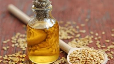 «زيت السمسم» وصفة طبيعية لبشرة شابة وخدود ممتلئة