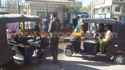 بالصور.. ضبط 15 «توك توك» أمام محطة مترو حلوان