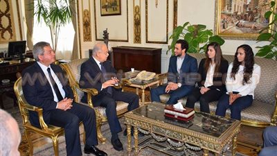 بالصور.. رئيس الوزراء يلتقي أبطال العالم في الإسكواش