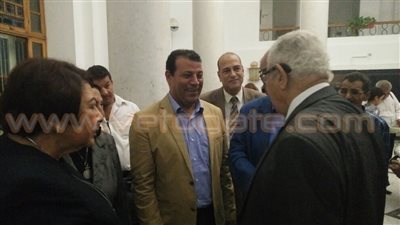 بالصور.. مكرم محمد أحمد يحضر توقيع «اعترافات صحفية» لصلاح قبضايا