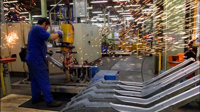 العراق تؤكد استمرار استيراد السيارات الإيرانية