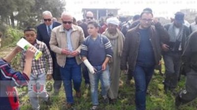 بالصور.. محافظ بورسعيد يشهد حصاد البنجر بأحد حقول الجنوب