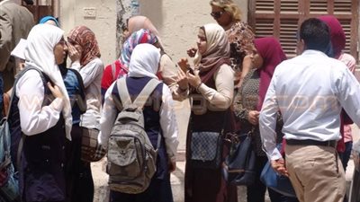 بالصور.. طلاب أسيوط يستعدون لأداء امتحان «الإحصاء»