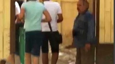 طلاب مدرسة «خليل أغا» يؤدون الامتحان بالشورت