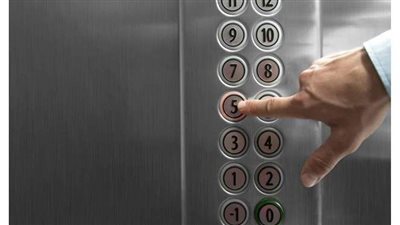 زر مصعد كهربائي ينقل فيروس كورونا إلى 71 شخصا