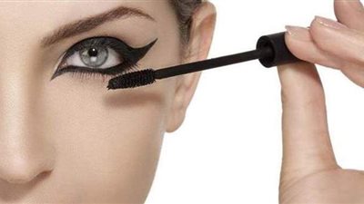 فتاة مصرية تصنع الماكياج من مواد طبيعية بديلاً للكيماويات