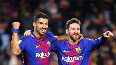 ميسي وسواريز يكسران التباعد على الشاطئ