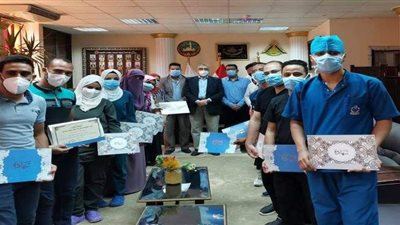 تكريم فرق التمريض المشاركة بالعزل الصحي بمستشفيات بنها الجامعية