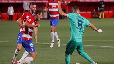 ملخص فوز ريال مدريد على غرناطة 2-1 واقترابه من لقب الليجا | فيديو