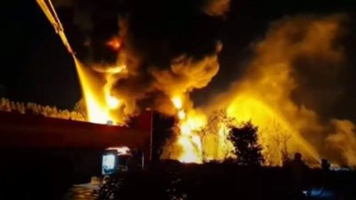 فقد وإصابة 5 اشخاص في حريق هائل  بمصفاة نفط صينية | فيديو