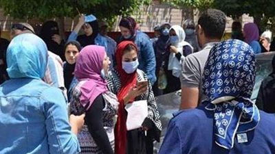 بعد مرور نصف ساعة من الامتحان.. تفتيش الديسكات بالعصا الإلكترونية