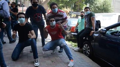 الفرنساوي والألماني يرسمان البسمة على وجوه طلاب الثانوية العامة | فيديو