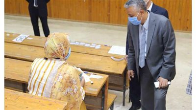 رئيس جامعة جنوب الوادى يتفقد  امتحانات شعبة التعليم الأساسى والتربية النوعية