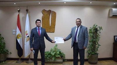 وزير الشباب يكرم محيي معروف ومجلس أمناء النادي 2