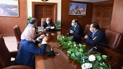 محافظ بورسعيد يستقبل وفد الهيئة العامة للاستثمار | صور