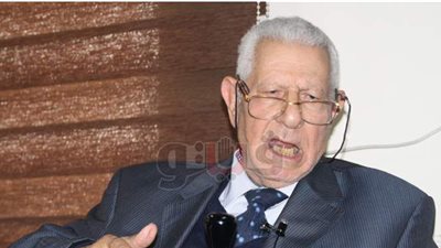 إصابة مكرم محمد أحمد بجلطة ونقله لمستشفى العلمين