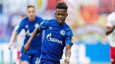 رابي ماتوندو لاعب شالكه يثير الجدل بعد ظهوره بقميص منافسه