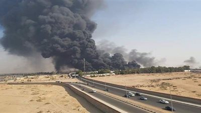 الحماية المدنية تجري عمليات تبريد حريق ماسورة بترول بطريق الإسماعيلية الصحراوي