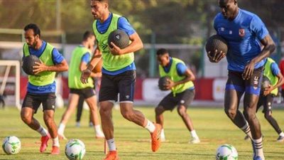 بينكيل يقود تدريبات بدنية للاعبي الأهلي