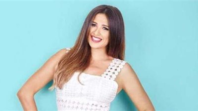 ياسمين عبد العزيز تتألق بالأبيض في أحدث جلسة تصوير