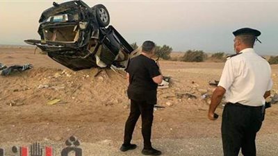 محافظ البحر الأحمر يطمئن على مواطنين انقلبت سيارتهما | صور