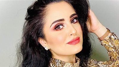 أحدث صيحات موضة الآيشادو من دينا المصرى