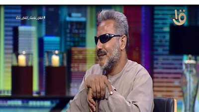 كفيف المعمار يروي قصته: اتخذت من ابني عينا لي وذراعي لتوفير نفقات أسرتي