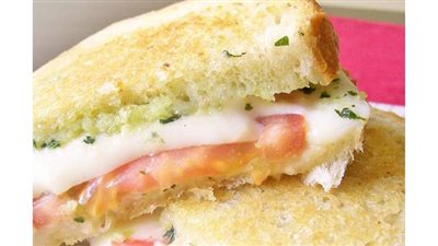 طريقة عمل ساندويتش المودزاريلا بالثوم