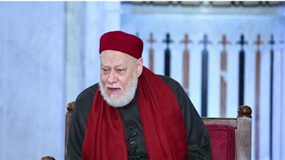 ما حكم تناول الأكل بالشوكة والسكينة في ضوء 