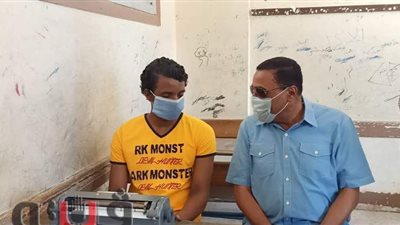 محافظ مطروح يطمئن على طالب ثانوية عامة كفيف أثناء أداء امتحان الفلسفة | صور