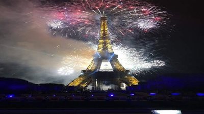 بالأضواء المبهرة والألعاب النارية.. برج إيفل يتزين  احتفالا  بعيد فرنسا الوطني | فيديو