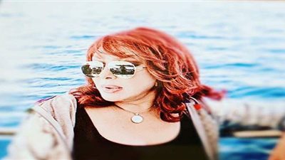 نبيلة عبيد تنشر صورتها علي البحر