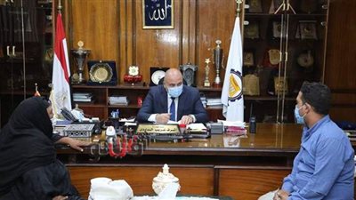 محافظ قنا يستقبل المواطنين للاستماع لشكاواهم | صور