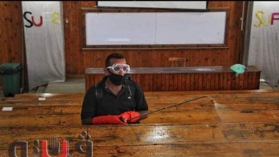 عم إبراهيم.. الجندي المجهول في تعقيم مدرجات جامعة عين شمس | صور