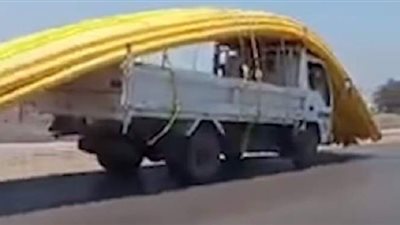 الأمن يفحص مقطع فيديو لسائق يقود سيارة والحمولة تحجب عنه الرؤية