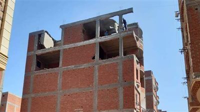 إزالة طابقين مخالفين بأحد الأبراج السكنية بطنطا | صور