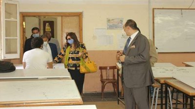 نائب رئيس جامعة بنها  تتابع الامتحانات وتتأكد من تنفيذ الإجراءات الاحترازية