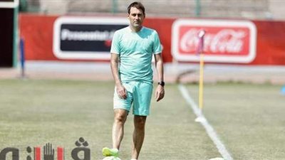 فقرة للكرات العرضية في مران الأهلي الصباحي