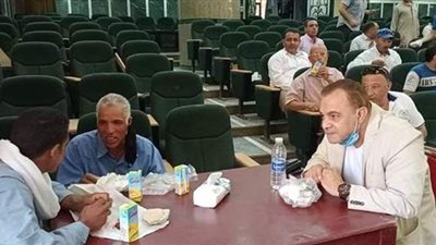 رئيس مدينة ملوى يشارك عمال النظافة الفطار ويكرمهم| صور