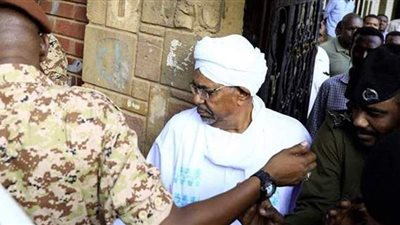 البشير يرفض ارتداء ملابس السجن ويزعم: لست سجينا