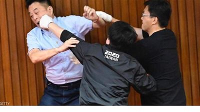 لكمات وركلات داخل برلمان تايوان  بسبب المحسوبية | صور