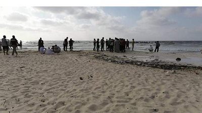 بعد غرق 12 شخصا.. عشرات المواطنين يحاولون نزول شاطئ النخيل بالإسكندرية