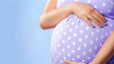 للمرأة الحامل.. أكثري من تناول الماء للحفاظ على استقرار الحمل وصحة الجنين