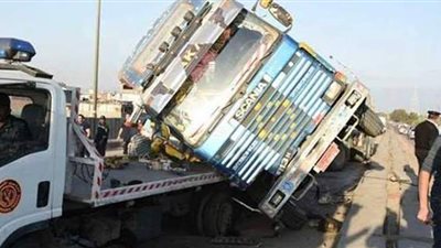 انتداب المهندس الفني لمعرفة سبب  انقلاب سيارة نقل أعلى الأوتوستراد