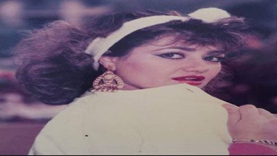 ليلى علوي تستعرض موضة الثمانينيات والتسعينيات