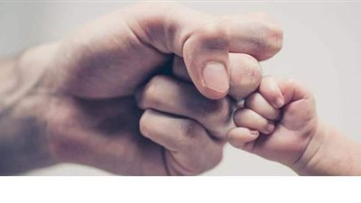 دراسة: إنجاب الأطفال يؤدي إلى زيادة وزن الرجال