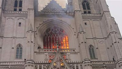 لحظة اشتعال الحريق في كاتدرائية 