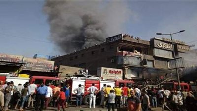 الحماية المدنية تجرى عمليات تبريد لحريق عقار الموسكى.. والمعاينة: ماس كهربائي السبب