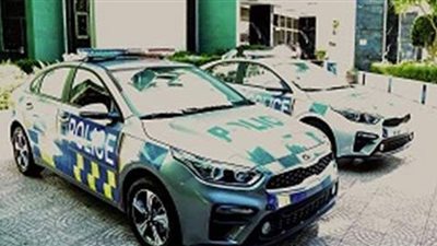 محافظ قنا:  وصول سيارتين مجهزتين للعمل في الدوريات المرورية