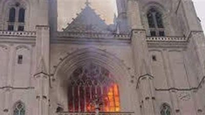 رجال الإطفاء يسيطرون على حريق كاتدرائية نانت غربي فرنسا